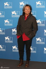 组图：《亲爱的》媒体见面 赵薇郝蕾献吻陈可辛