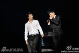 组图：张杰助阵王力宏个唱 合唱《第一夫人》