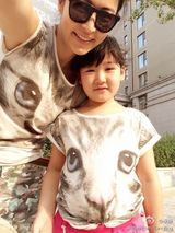 组图：梁静女儿眉眼酷似管虎 与妈妈亲子装卖萌