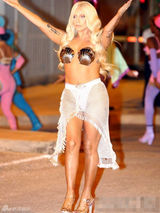 组图：Gaga贝壳bra裸背露侧乳 穿丁字裤秀肥臀