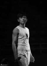 组图：张杰个唱努力玩时尚 中弹装花长袍上身