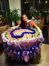 组图：韦唯生日收大束鲜花 仨帅气儿子为母庆生