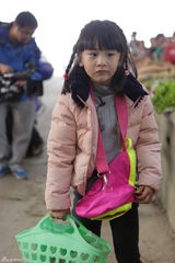 组图：《爸爸去哪儿》难度升级 小朋友独立买菜