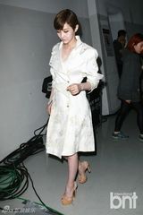 组图：崔江熙苏怡贤等亮相时装秀展熟女风范