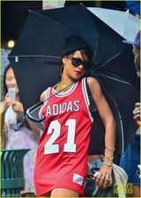 组图：蕾哈娜穿篮球裙散步 全套金饰奢华抢镜