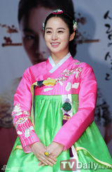 组图：韩剧《张玉贞》发布 金泰熙古装端庄优雅