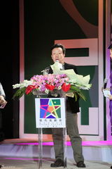 组图：邹静之捧走最佳编剧奖 激动称上海是自己福地