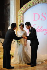 高清图：孙俪邓超上海大婚 新人现身当众亲吻