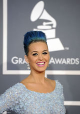 高清组图：格莱美红毯凯蒂-佩里蓝发蓝裙亮相