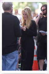 组图：布莱克-莱弗利现身片场潮装抢眼