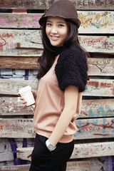 组图：“祺贵人”唐艺昕清新街拍