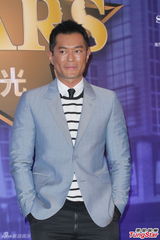 组图：朱茵产后首现身剪彩 曝女儿改名黄莺