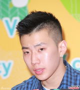 组图：朴宰范呼吁歌迷为海难祈祷 不知尼坤恋情