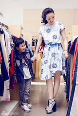 组图：王艳母亲节亲子大片秀幸福时光