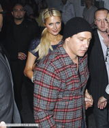 组图：帕丽斯-希尔顿泡夜店男友小心翼翼伺候左右