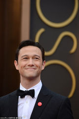 组图：囧瑟夫黑色西装亮相红毯 露招牌囧笑