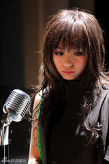 幻灯图集：张靓颖MV一人分饰两角 化身红衣精灵