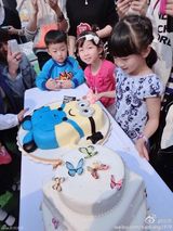 组图：森碟生日会 石头天天帅气亮相明星范儿