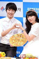 组图：丁一宇missA秀智甜蜜出席代言活动