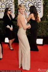 组图：金球红毯罗宾-怀特大露背 携老公现身