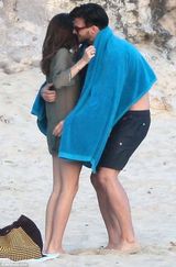 组图：社交名媛巴勒莫身材缩水 比基尼现飞机场