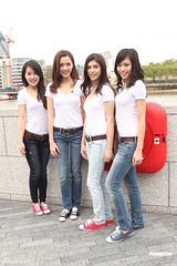 组图：香港小姐伦敦拍摄外景 汤镇业侄女当队长