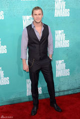 组图：克里斯-海姆斯沃斯帅气马甲亮相