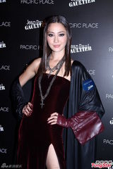 组图：任达华中秋节陪爱女 周汶锜拒谈感情事