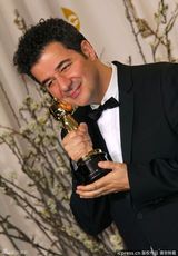 高清组图：奥斯卡后台获奖众星举金人光彩照人