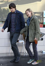 高清图：德鲁-巴里摩尔与男友逛街 小鸟依人展笑颜