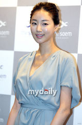 幻灯图：李胜基宋智孝等出席化妆品牌新品发布会