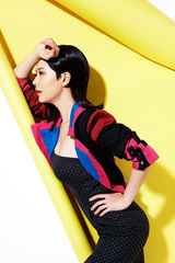 组图：海清挑战油头造型大玩色块碰撞