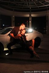 组图：郑融与外籍型男热舞 裙底频频走光