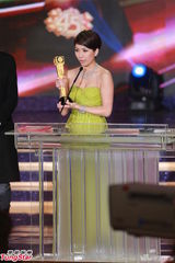 组图：黄智雯获飞跃进步女艺人 感谢“老公”梁烈唯