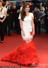 组图：《爱》戛纳首映 科尔白底红尾裙别具一格