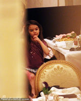 组图：阿汤哥牵妻抱女其乐融融 苏瑞甩发迷倒老汤