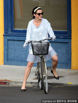 组图：凯蒂-佩里相约友人骑车 爆乳夹手机