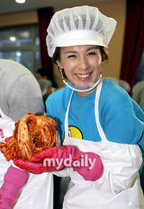 幻灯图集：蔡妍Lyn等韩星做泡菜 帮助韩国贫困家庭