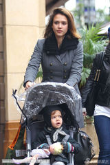 组图：杰西卡-阿尔芭素颜携女购物 奥诺手捧洋娃娃