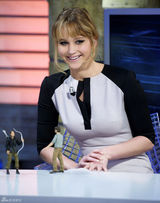 高清组图：詹妮弗-劳伦斯做客节目 跳舞玩射箭