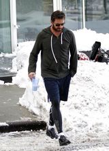 组图：休-杰克曼带孩子玩雪 小艾娃骑单杠玩得疯