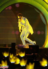 组图：BigBang火热开唱 座无虚席粉丝high翻场