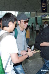 组图：郑秀文许志安携手离港 甜笑否认预支蜜月