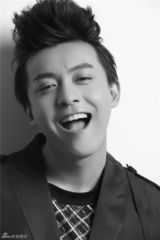 组图：李佳航黑白大片 欢乐鬼脸搞笑卖萌