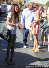 组图：小天后斯威夫特与戈麦斯相约出街