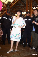 高清图：孙燕姿参观花博会 清丽亮相引媒体追拍