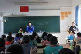 组图：李小璐为打工子弟小学圆英文梦