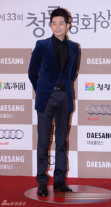 组图：朴施厚深蓝西装内敛绅士亮相