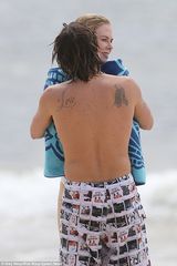 组图：基德曼泳衣遮体羞露身材 与老公下海热拥