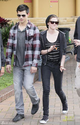 高清：斯图尔特与洛特游悉尼 暮光女紧张登船险走光